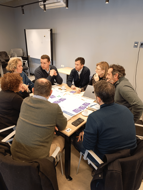 Mesas de expertas y expertos trabajando y aplicando la metodología propuesta por el taller Mesas de expertas y expertos trabajando y aplicando la metodología propuesta por el taller