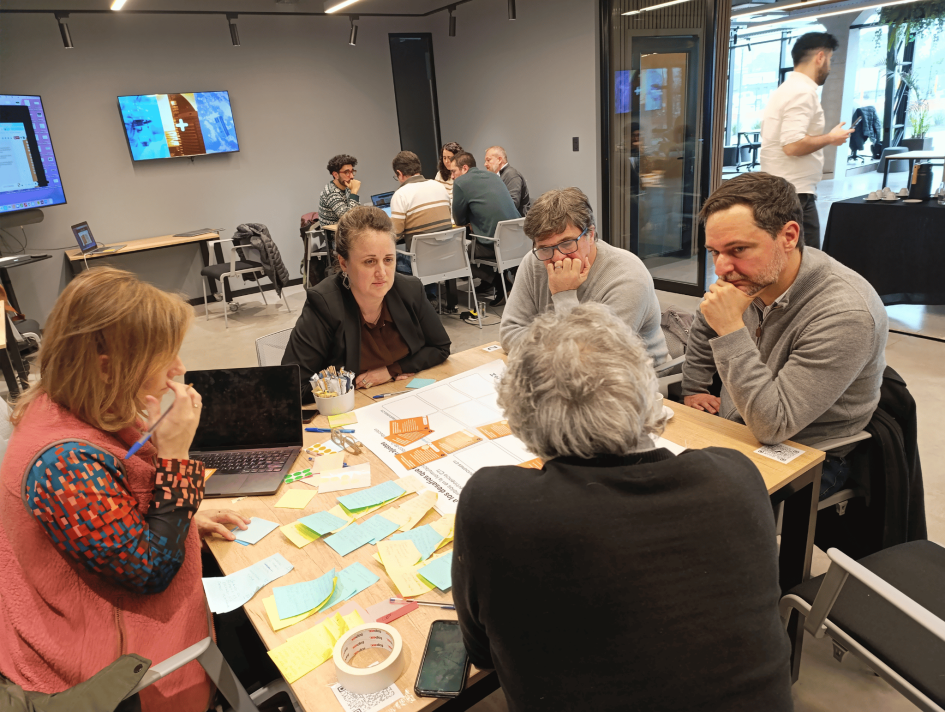 Mesas de expertas y expertos trabajando y aplicando la metodología propuesta por el taller Mesas de expertas y expertos trabajando y aplicando la metodología propuesta por el taller