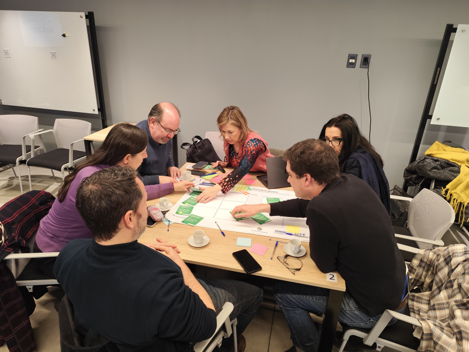 Mesas de expertas y expertos trabajando y aplicando la metodología propuesta por el taller Mesas de expertas y expertos trabajando y aplicando la metodología propuesta por el taller