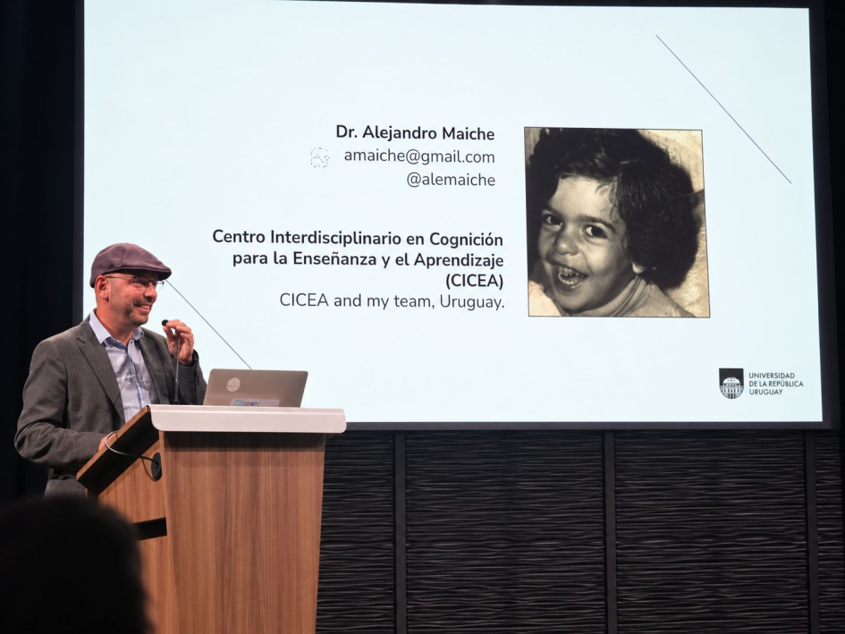 Alejandro Maiche presentando