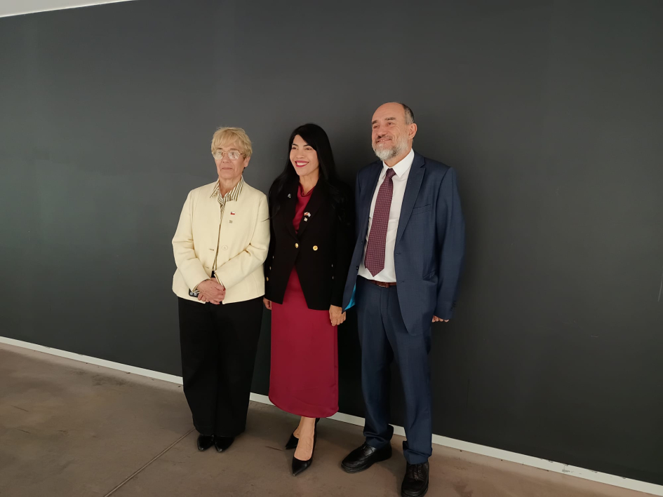 David González junto a Ximena Lincolao y Luz Ebensperger Orrego