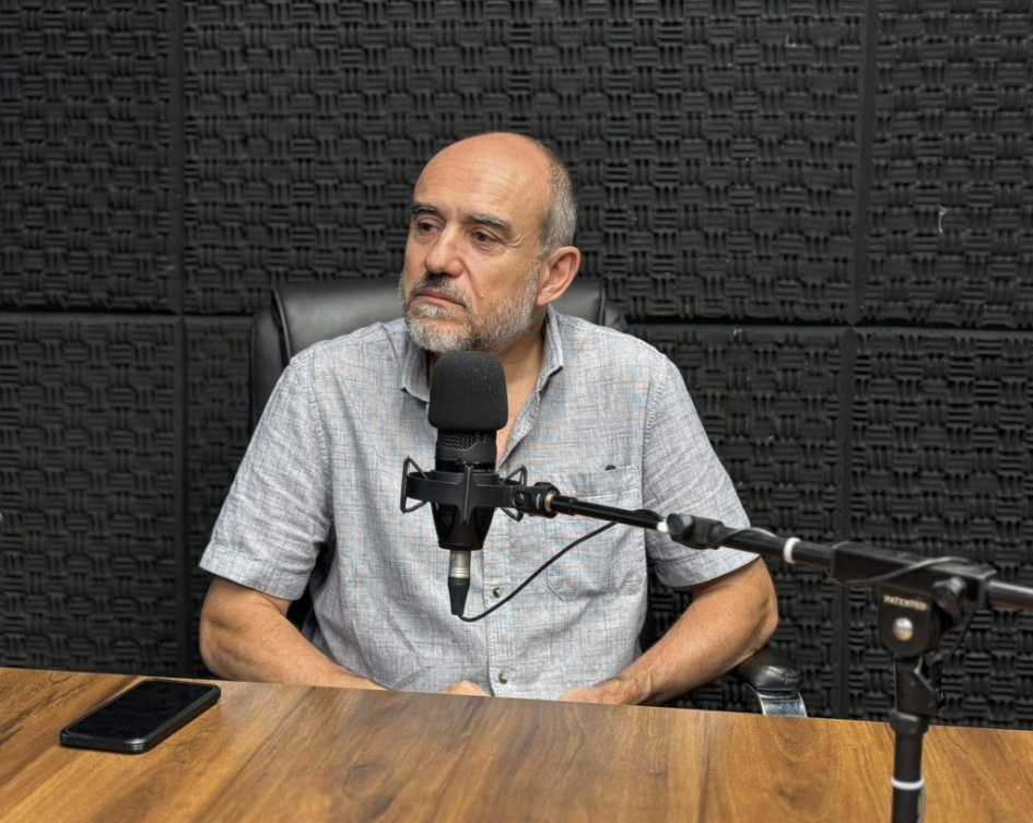 David González sentado frente a un micrófono