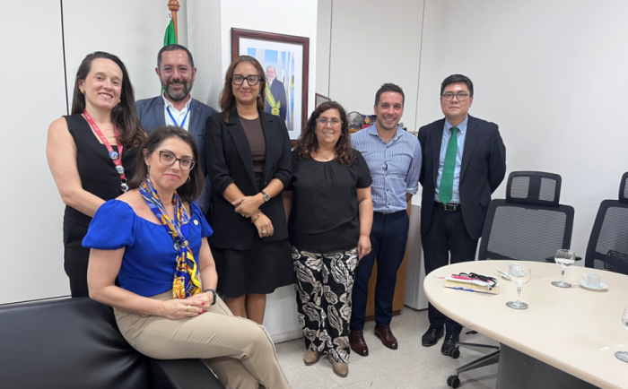 Equipos técnicos posan para la foto