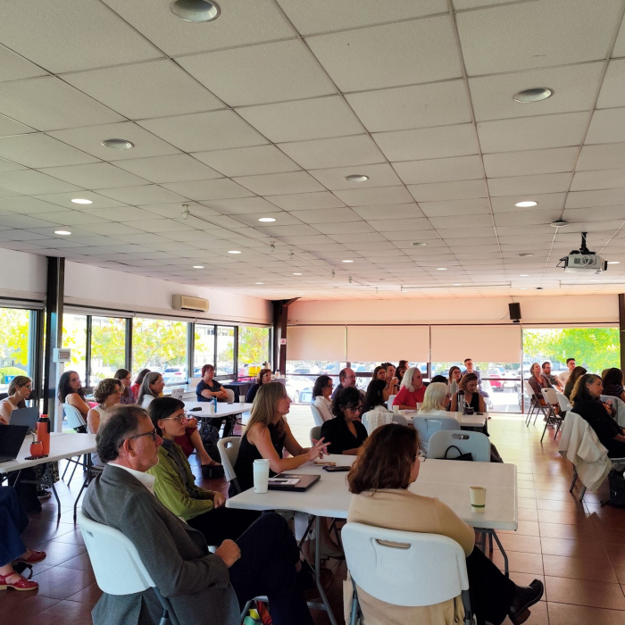 Participantes del taller trabajando en mesas