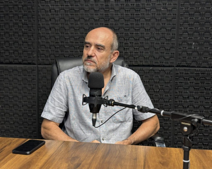 David González sentado frente a un micrófono