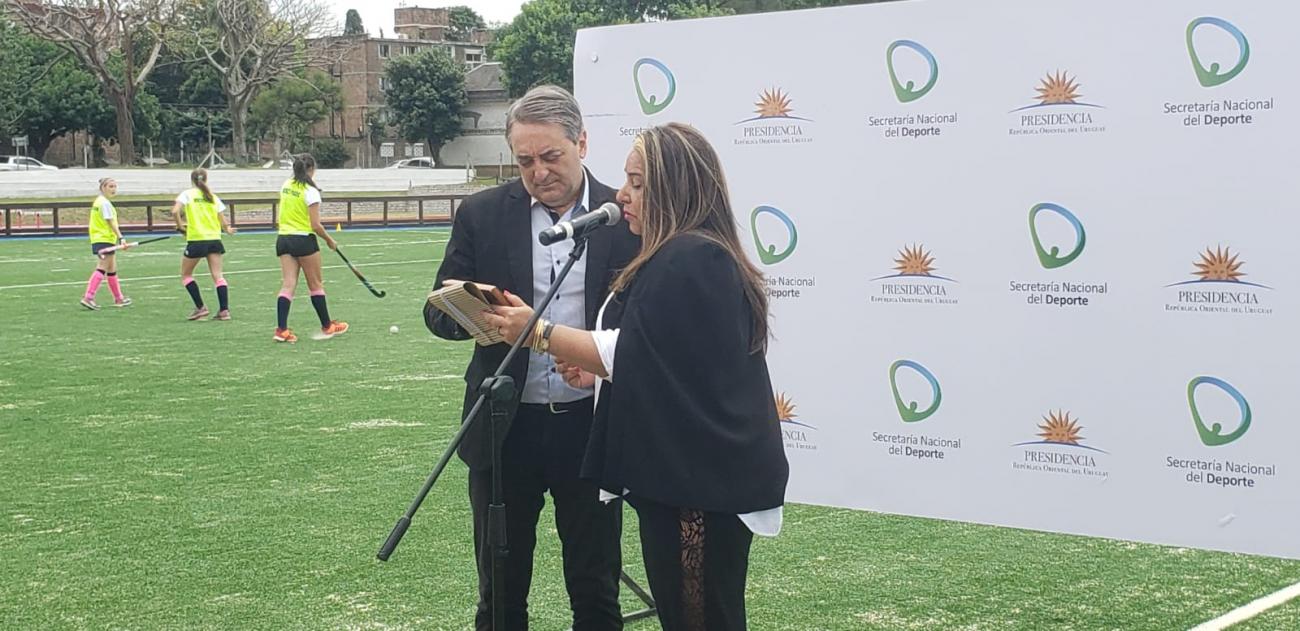 Entrega de plaqueta a Fernando Cáceres.