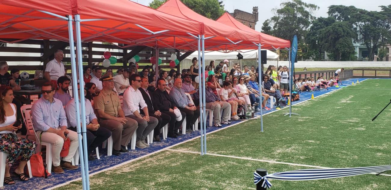 Autoridades, docentes, jugadoras y familiares presentes.