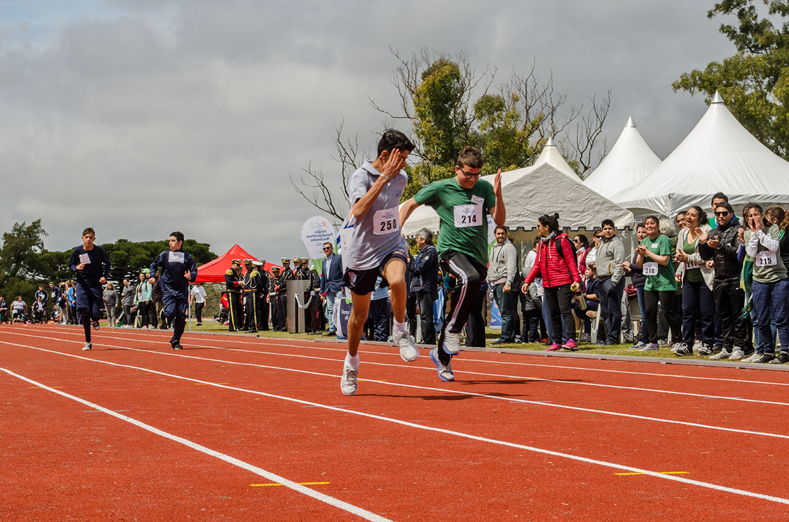 atleta corriendo en la pista de atletismo