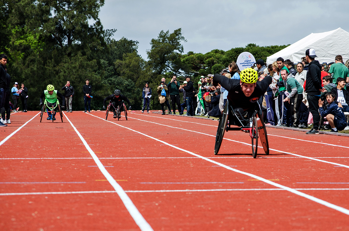 El atleta paralímpico Eduardo Dutra en la carrera inaugural