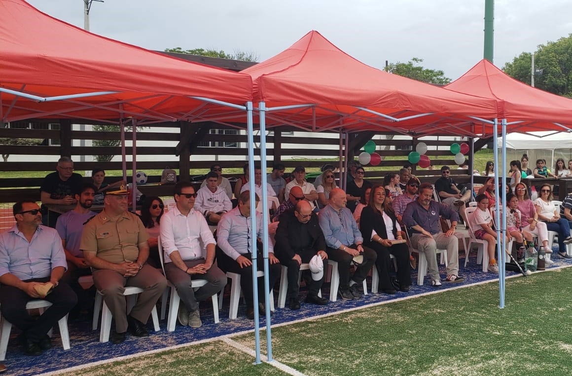 Autoridades, docentes, jugadoras y familiares presentes.