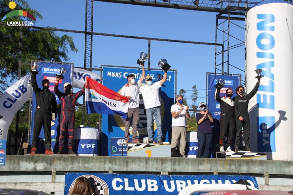 Ganadores en el podio Ganadores en el podio