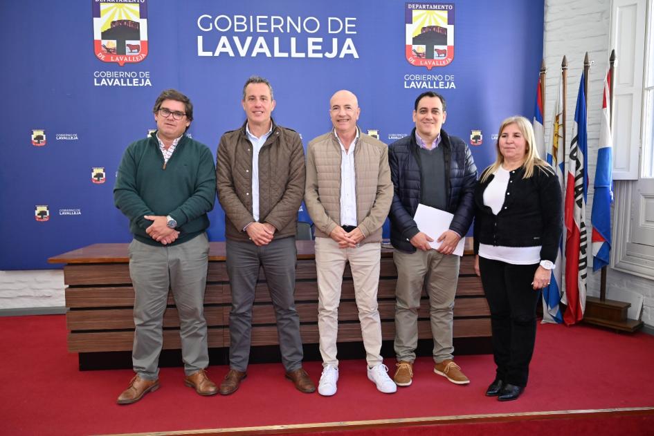 Firma de Convenio entre la Senade y Gobierno de Lavalleja Firma de convenio entre la Senade y Gobierno de Lavalleja