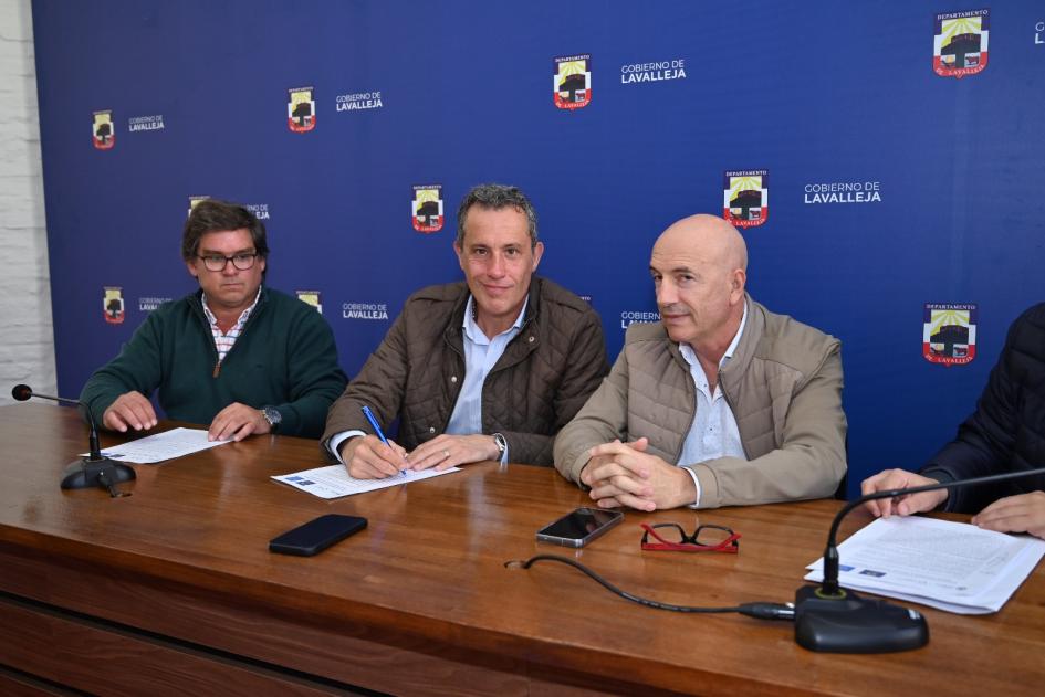 Firma de Convenio entre la Senade y Gobierno de Lavalleja Firma de Convenio entre la Senade y Gobierno de Lavalleja