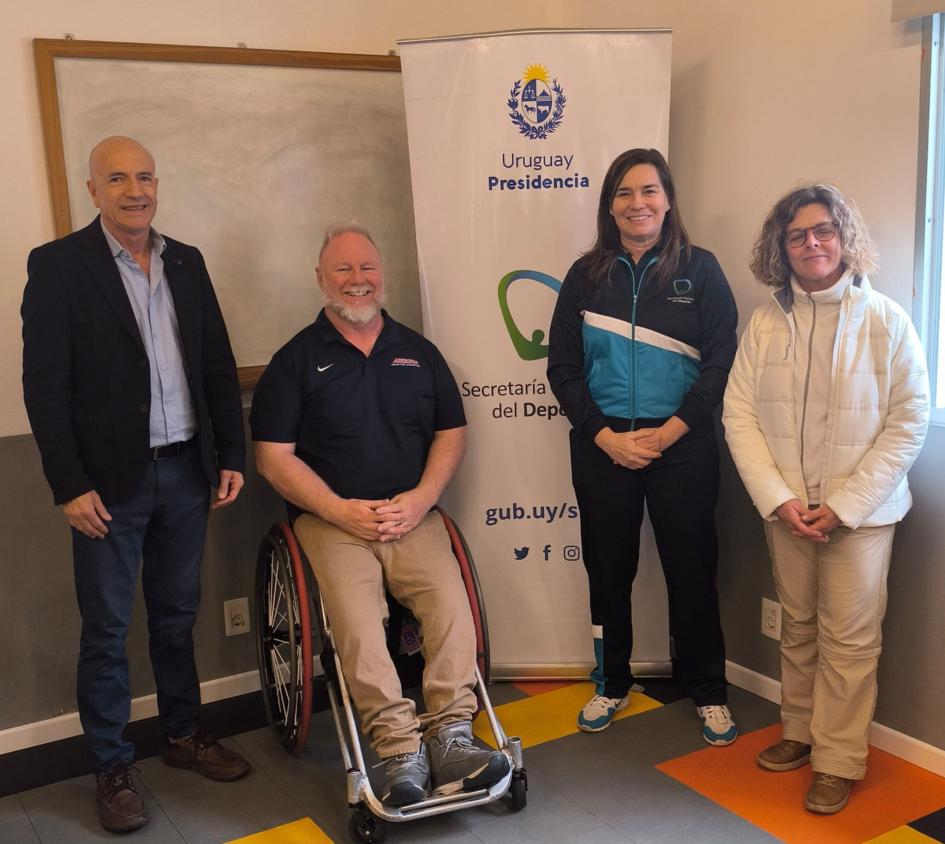 El Coordinador de Deporte Comunitario junto al entrenador Peter Hughes El Coordinador de Deporte Comunitario Junto a Peter Hughes