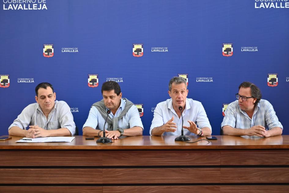 Firma de Convenio entre la Senade y la Intendencia de Lavalleja Firma de Convenio entre la Senade y la Intendencia de Lavalleja