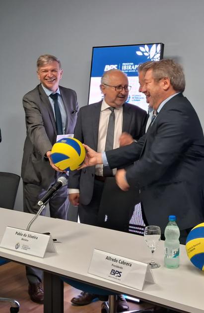 Bauzá entregando pelotas de Newcom Bauzá entregando pelotas de Newcom