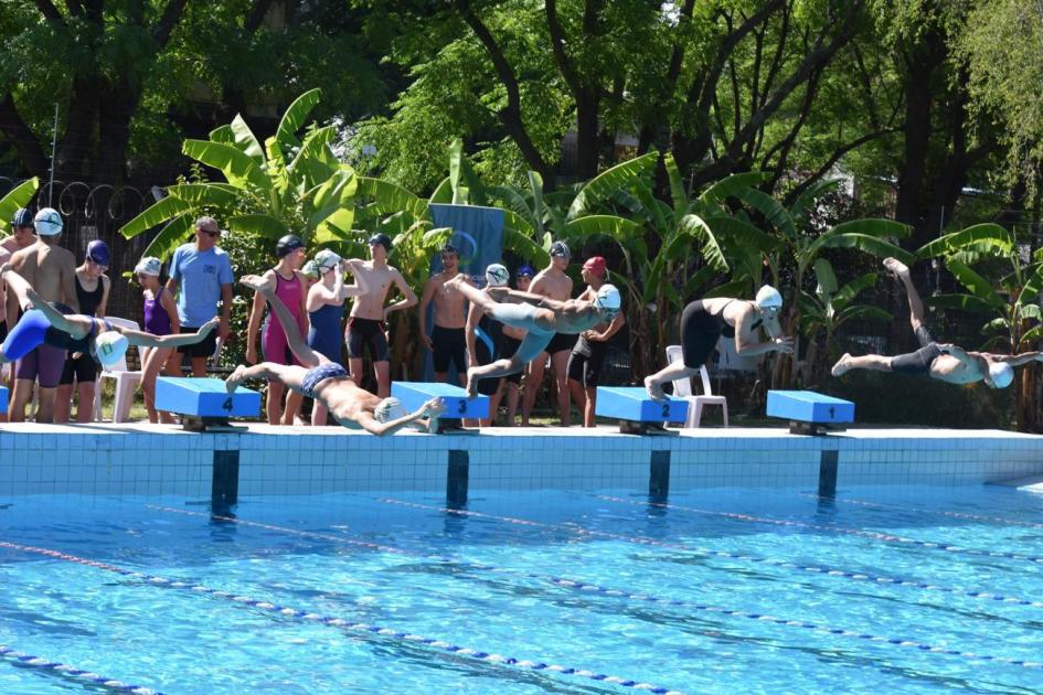 saltando a la piscina