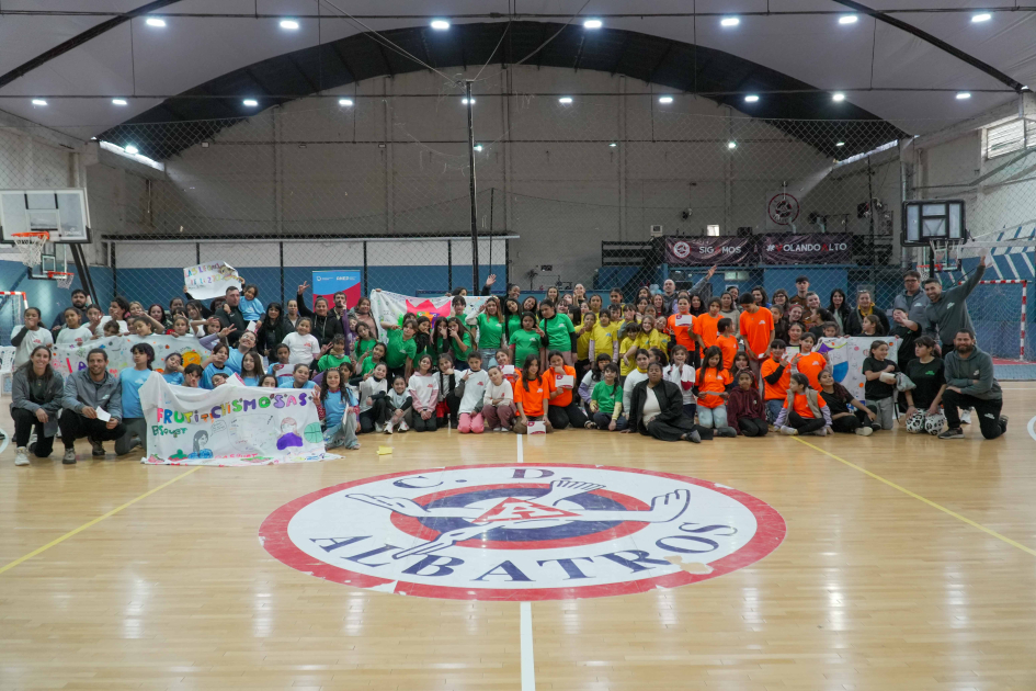Foto final del segundo encuentro interescolar de Más Deporte en el Club Albatros