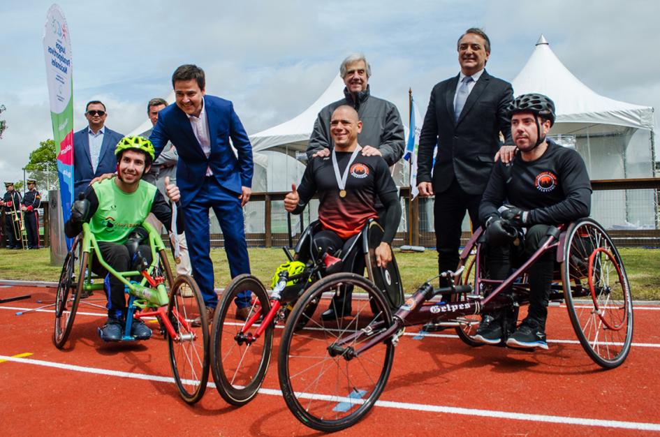 Pablo Hernandez, Tabare Vazquez y Caceres con atletas en silla de rueda tras la prueba inaugura