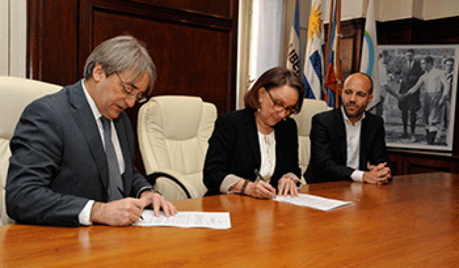Momento de la firma del convenio Momento de la firma del convenio