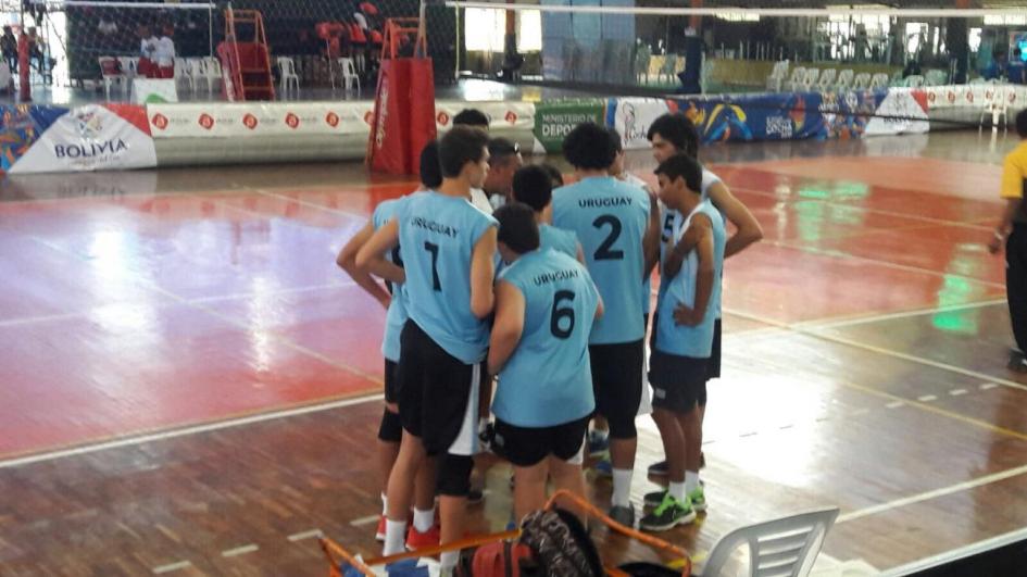 Jóvenes jugadores de fútbol abrazándose Jóvenes jugadores de fútbol abrazándose