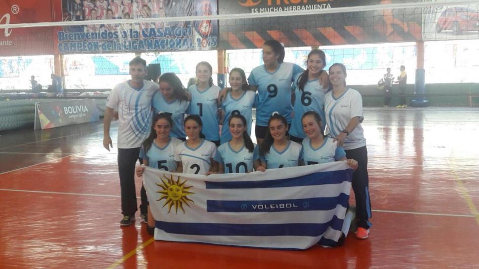 Jugadoras de voleiball luciendo la bandera uruguaya