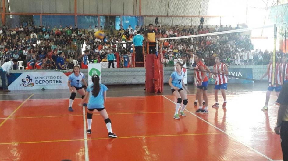 Jóvenes jugando al voleiball