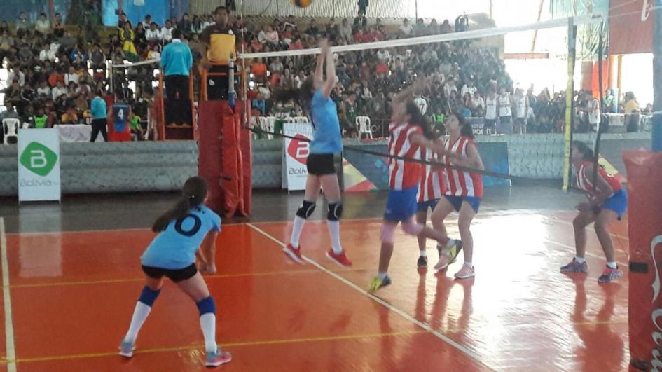 Jóvenes jugando al voleiball