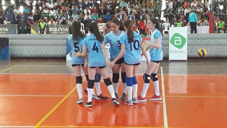 Jóvenes jugando al voleiball Jóvenes jugando al voleiball