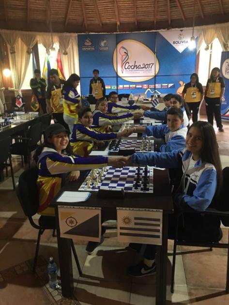 Jóvenes jugando al ajedrez Jóvenes jugando al ajedrez