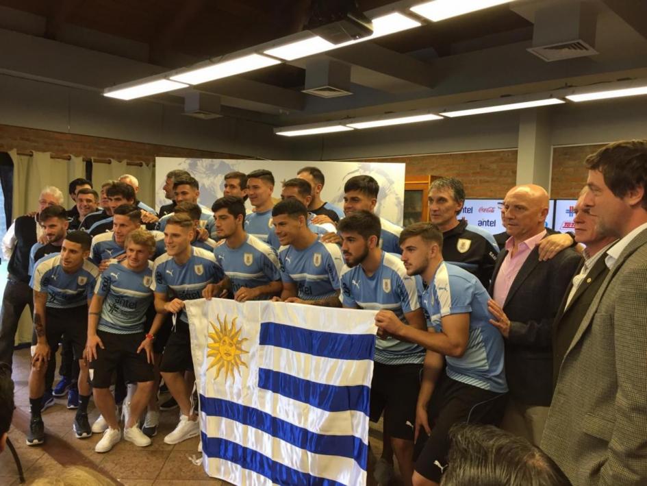 Los jugadores de la Sub-20 celeste y Fernando Cáceres Los jugadores de la Sub-20 celeste y Fernando Cáceres