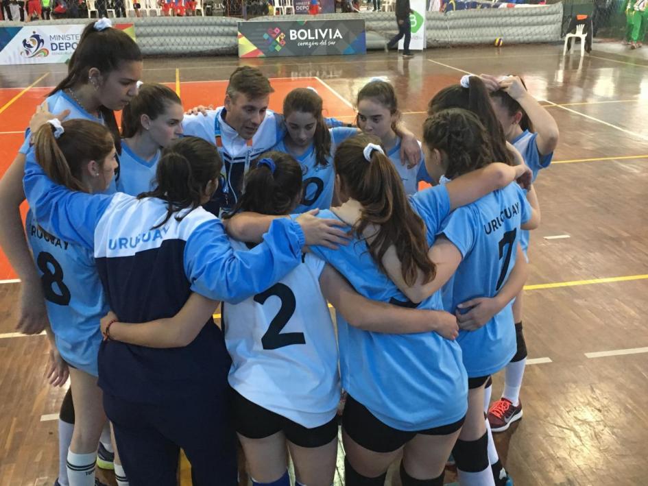 Jugadoras de handball y técnico abrazados en el partido Jugadoras de handball y técnico abrazados en el partido