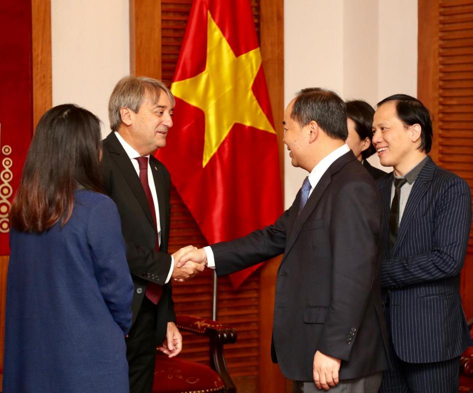 Se saludan las autoridades de Vietnam y Uruguay