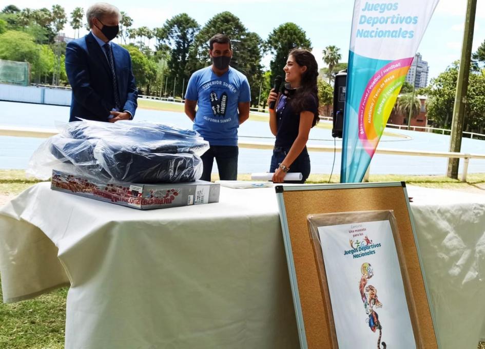 Fotografía del momento de la premiación Premiación a Yulysa Machado