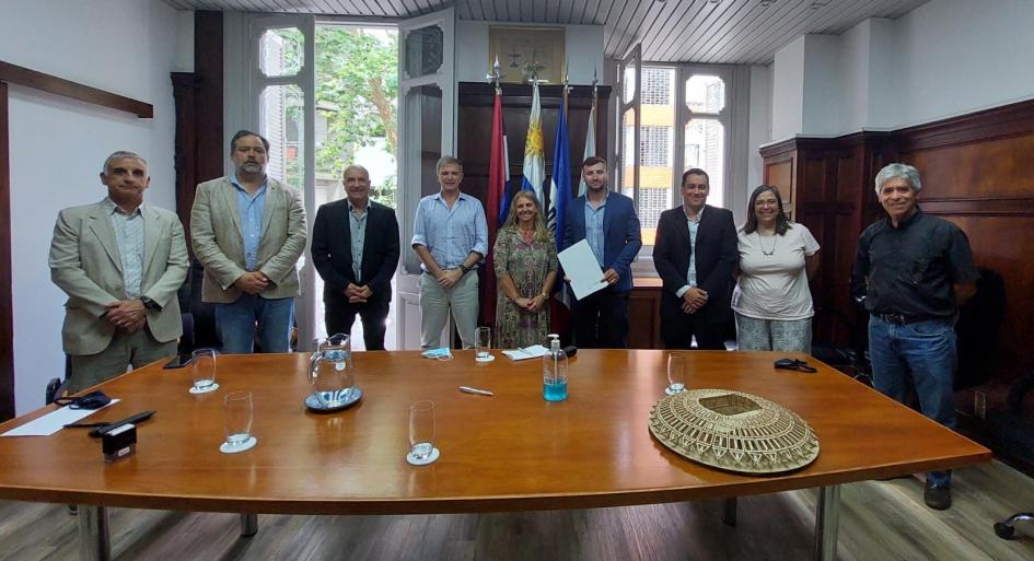 Autoridades con el convenio recién firmado Firma de convenio