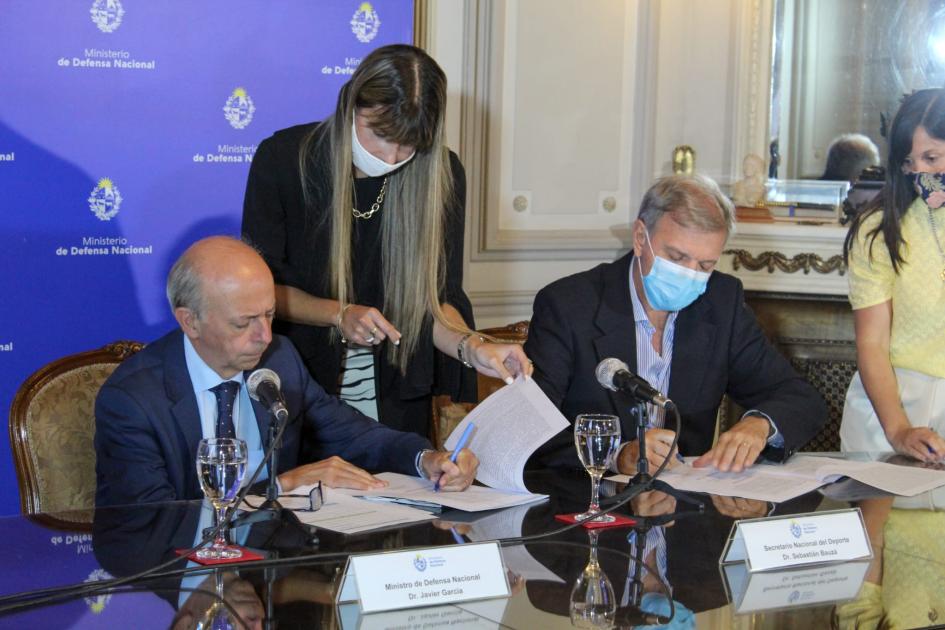 Javier García y Sebastián Bauza Firma de convenio
