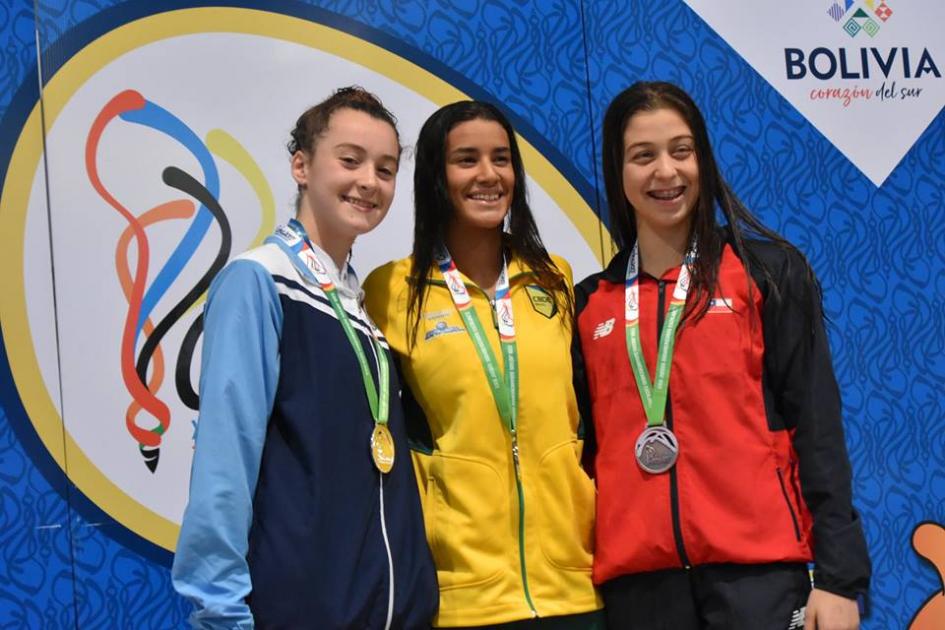 Jovenes deportistas en el podio Jovenes deportistas en el podio