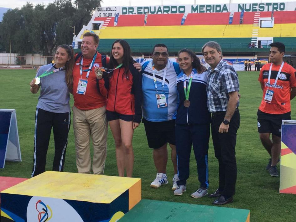 Atletas luciendo sus medallas Atletas luciendo sus medallas