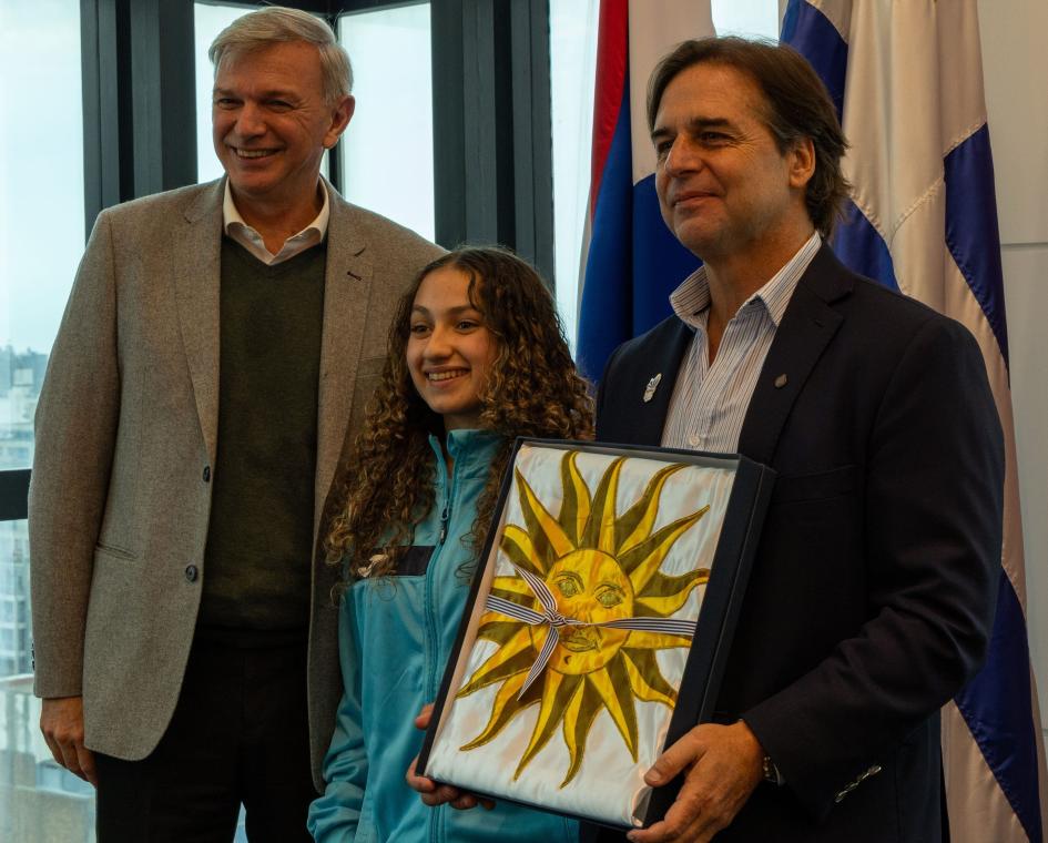 Entrega de Pabellón Nacional a Hanna Arias en Torre Ejecutiva Enrega de Pabellón Nacional a Hanna Arias en Torre Ejecutiva