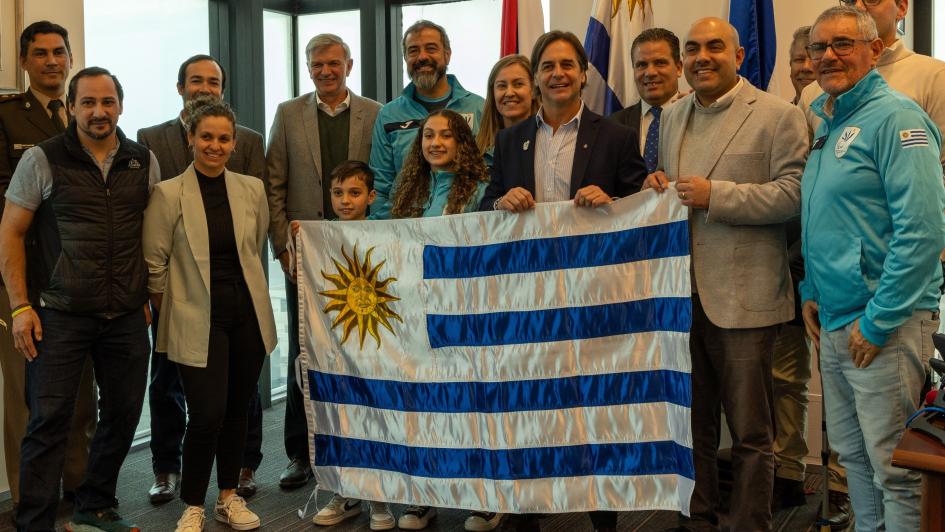 Entrega de Pabellón Nacional a Hanna Arias Entrega de Pabellón Nacional a Hanna Arias