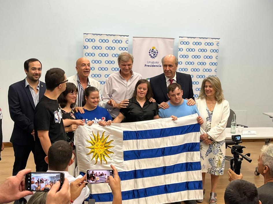 Entrega de Pabellón Nacional a delegación de Atletas con síndrome de Down entrega de Pabellón Nacional a delegación uruguaya de atletas con síndrome de Down