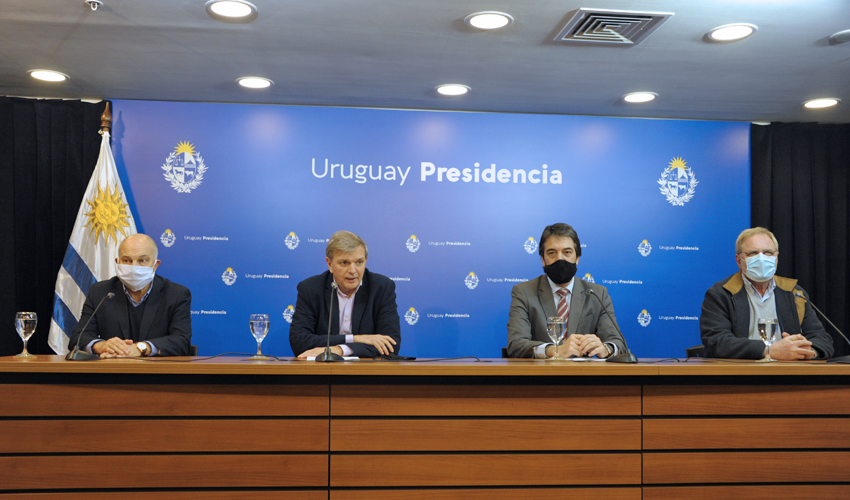Autoridades de la Secretaría Nacional del Deporte y la Federación Uruguaya de Basketball