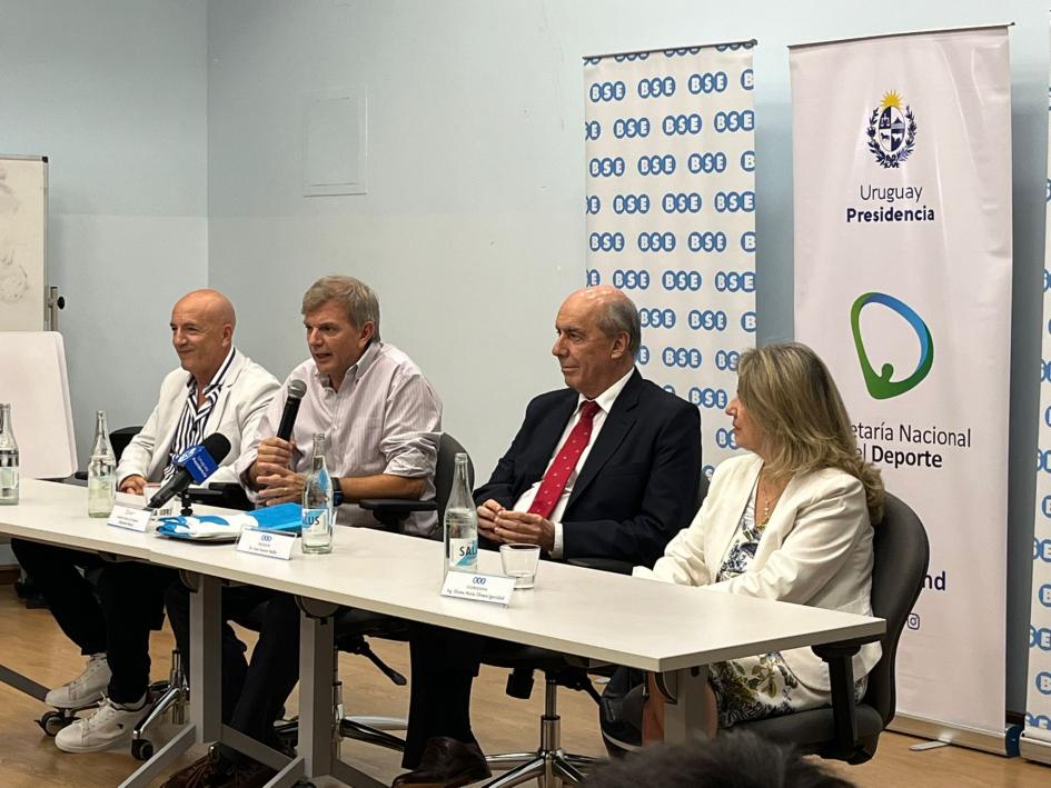 Autoridades en la entrega del Pabellón Nacional Autoridades en la entrega del Pabellón Nacional