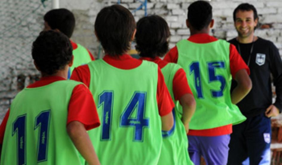 Grupo de adolescentes entrenando Grupo de adolescentes entrenando
