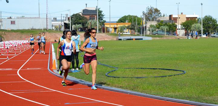 Primer carrera femenina finalizando