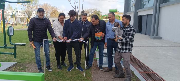 autoridades inaugurando estaciones saludables