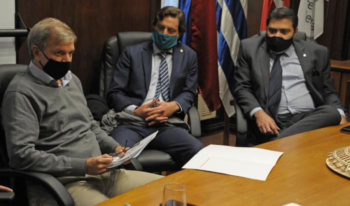Autoridades en la reunión 