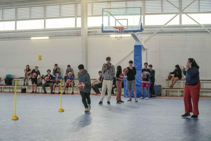 Estudiantes de media practicando actividades en polideportivo