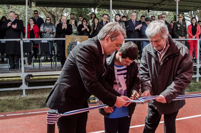 Vazquez, Caceres y el atleta Luengo cortando la cinta