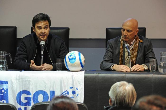 El coordinador ejecutivo de Gol Al Futuro, Pablo Hernández junto al presidente del Consejo Ejecutivo Juvenil de AUF, Aldo Gioia